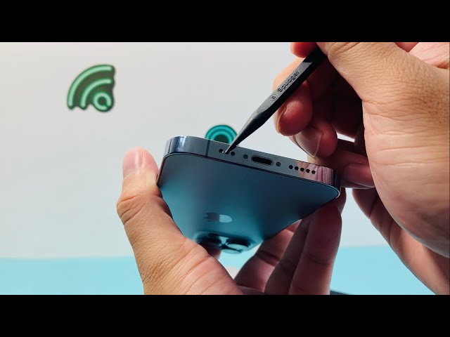 Membersihkan lubang microphone HP dengan sikat